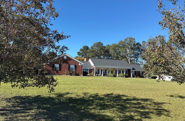 Spacious Retreat with room for large groups! 2 living areas and a large kitchen.