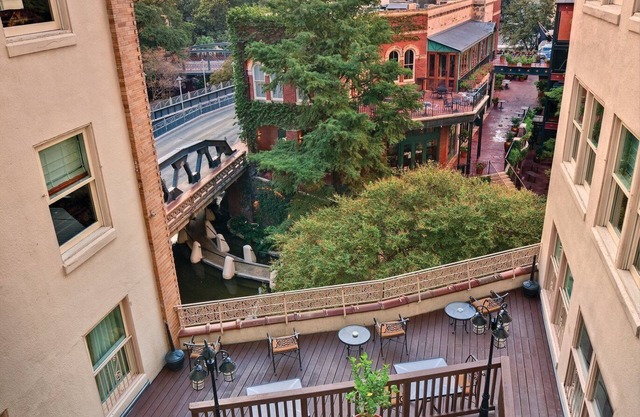 Spacious River Walk Resort close to the Alamo and Americas Oldest Stone Church
