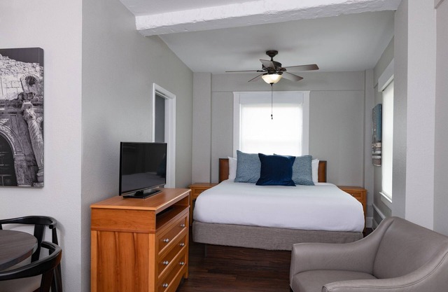 Spacious River Walk Resort close to the Alamo and Americas Oldest Stone Church