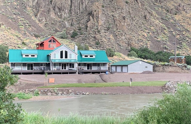 Spacious Riverfront Cabin in Beautiful Marysvale