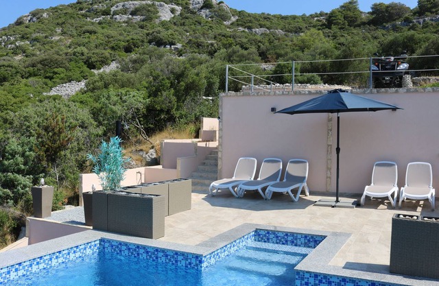 Spacious Robinson House Iris With Pool