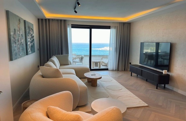 Spacious Seafront Apartment | Panoramic Sea Views