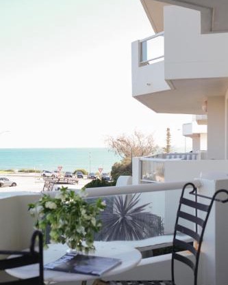 Spacious, seaside pied-à-terre with stunning views, opposite Cott beach & cafes