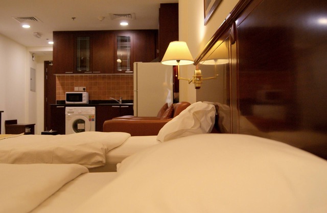 Spacious serviced Studio Al Muhaisnah 5' to airport