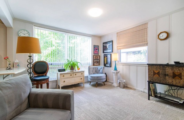 SPACIOUS, SPARKLING Country Living in the City - 4.3 miles to Downtown 5 stars!