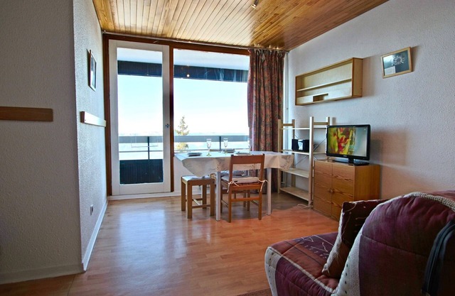 Spacious studio for 2 near slopes in Chamrousse with balcony