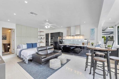 Spacious Studio in the Heart of FTL Hot Tub