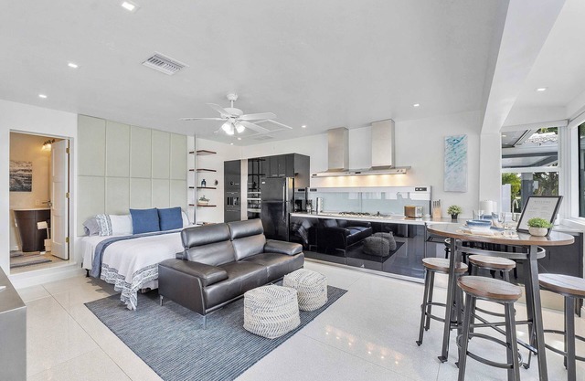 Spacious Studio in the Heart of FTL! Hot Tub