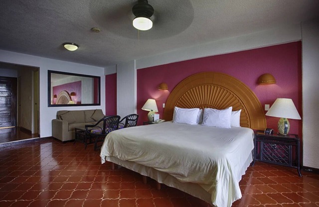 Spacious Studio with Panoramic Ocean Views | Private Beach Access