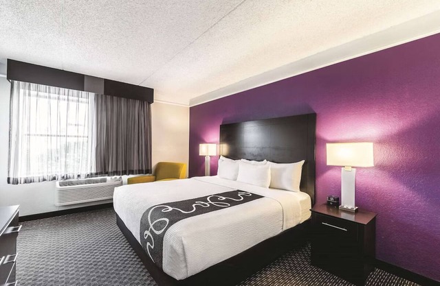 Spacious Suite w/Jetted Tub Ideal for Romantic Stay | Downtown Retreat