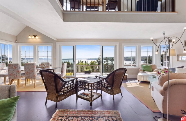 Spacious Sun-filled House with Fabulous Bay Views