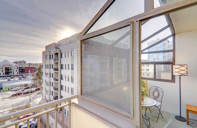 Spacious Top Floor at Stampede w/Free Parking, AC