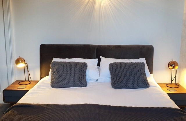 Spacious town centre serviced apartment
