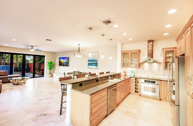 Spacious townhouse in downtown with rooftop terrace, heated pool, and king bed