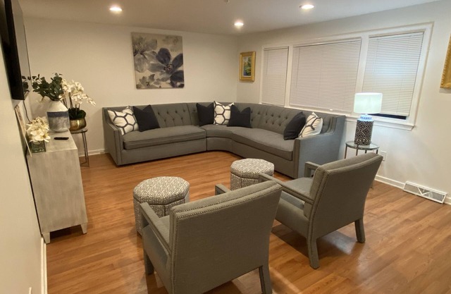 Spacious townhome sleeps 10 centrally located