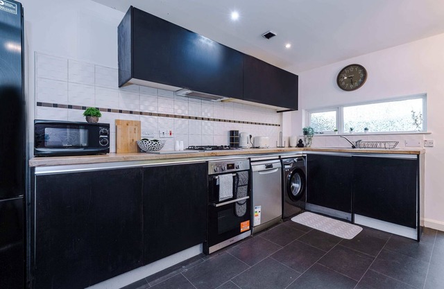 Spacious Townhouse nr Co-op Live Arena - Sleeps 8