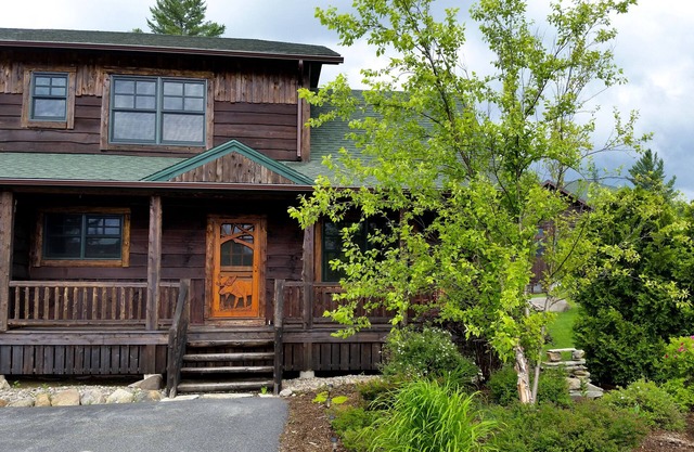 Spacious townhouse in Lake Placid with all amenities + 3 in-suite bathrooms