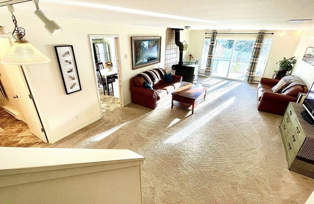 Spacious Unit with Stunning Mountain Views and Sunshine, minutes from Downtown!