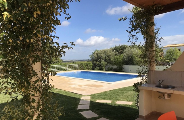 Spacious V4 (-10p) with pool and garden