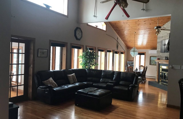 Spacious Vacation Home - 5 min to Terra Nova National Park
