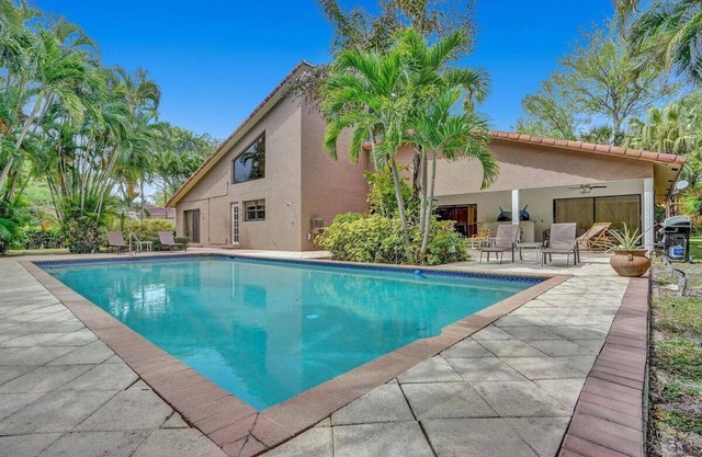 Spacious Villa Heated Pool. Golf Course, BBQ Games