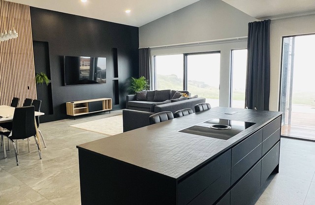 Spacious villa in Golden Circle with amazing view & hot tub!