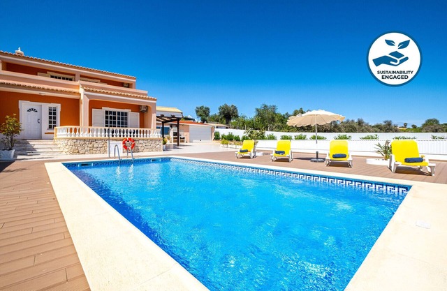 Spacious villa w/BBQ & heatable pool