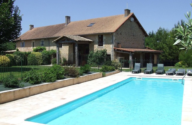 Spacious Villa with secure private pool, south facing, village location