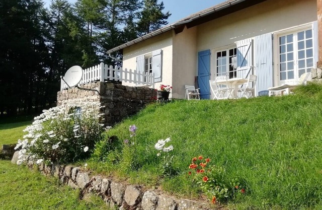 Spacious villa with large plot and superb view