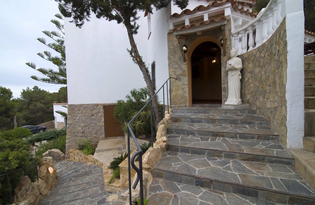 Spacious villa with amazing sea views . 150 meters from the beach
