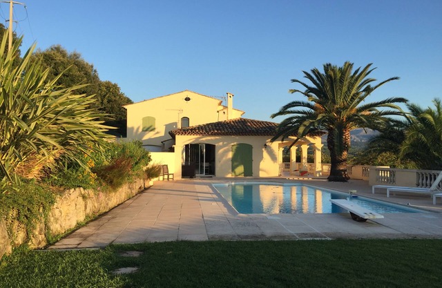 Spacious Villa with grand views of Sea and Mountains !