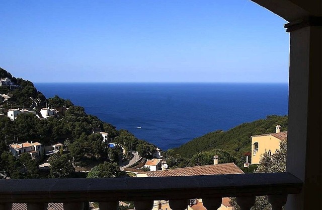 Spacious Villa with Pool, Jacuzzi, Stunningly Situated on the Med