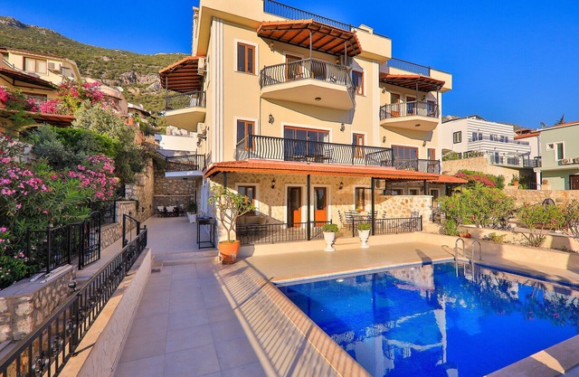 Spacious Villa With Private Pool And Panoramic Views Of The Bay And Its Islands