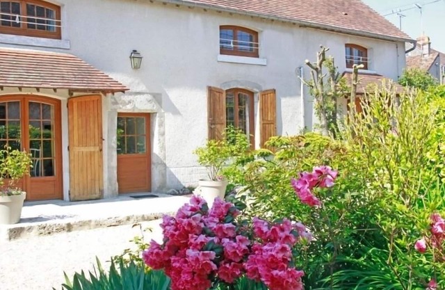 Spacious Vintage Cottage in Loire Valley: Village Charm, Garden, Pets Welcome