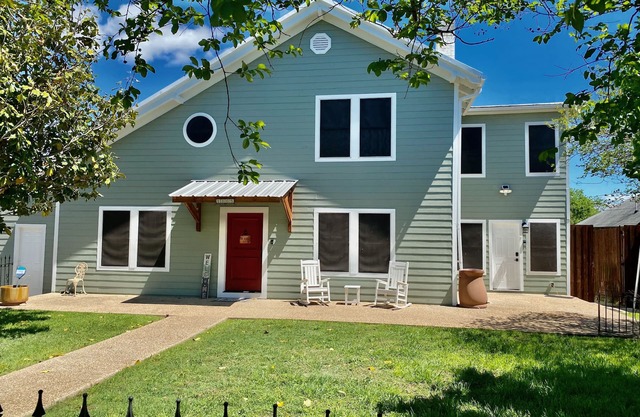 Spacious Waco Bear Den-5 BR/4BA + Mother-in-law Suite Attached Garage Hottubn