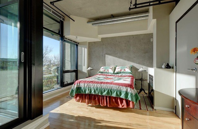 Spacious Walk-out Townhome steps to Fisherman's Wharf & Ocean, 2 Bed + Office!