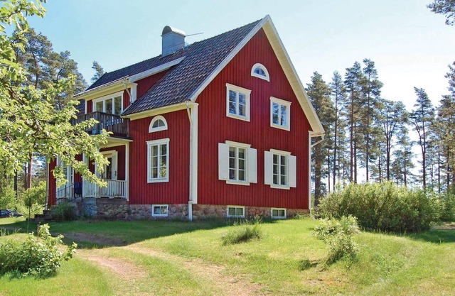 Spacious wooden cottage in a quiet location with a view of lake Sisjön.