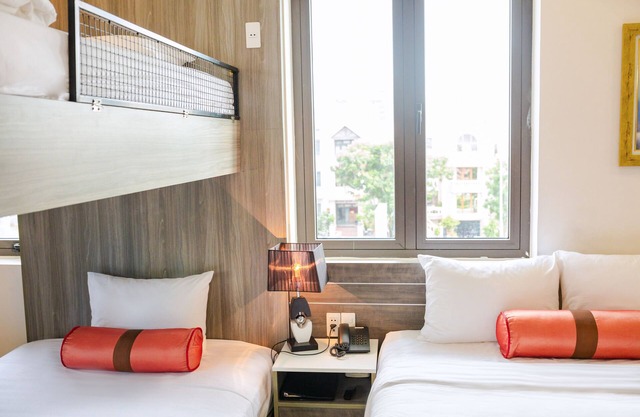 SPACIOUS YET COZY STUDIO AT ARIEL, NICE GARDEN, BEACH AREA, with BREAKFAST