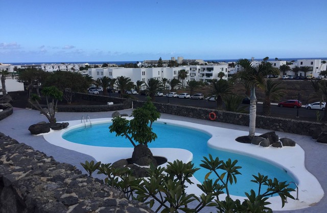 Spacous ground Floor 2 Bedroom Apartment With Views Of Town And Sea