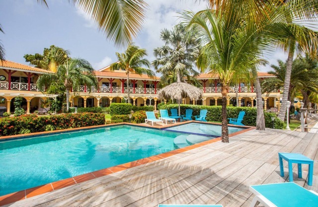 Spanish Waterfront Apartment with swimming pool 10 steps away and Tropical Garden