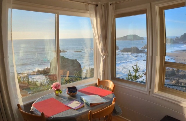 Sparkling Clean, Private & Quiet! Amazing Ocean Views [4]