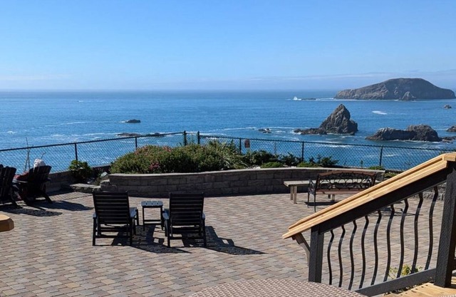 Sparkling Clean, Private & Quiet! Amazing Ocean Views [3]