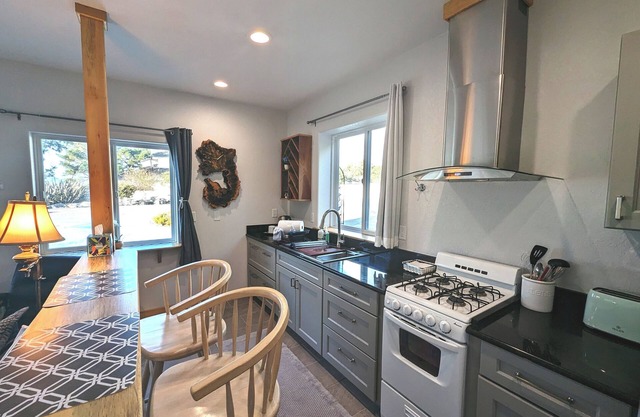 Sparkling Clean, Private & Quiet! Amazing Ocean Views [1]
