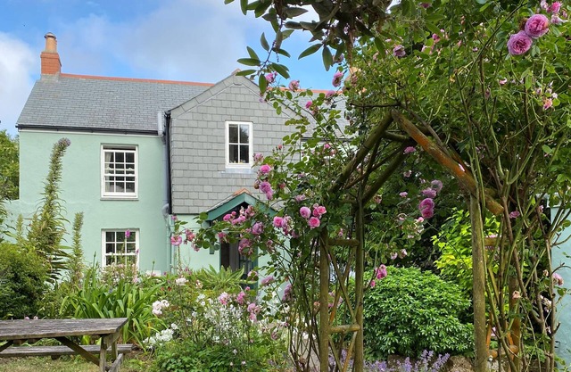 Sparrows Nest, sweeping views of Penzance bay