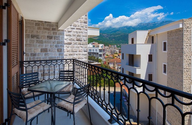 Spaska Lux 2-bedroom apt w/balcony & parking #302