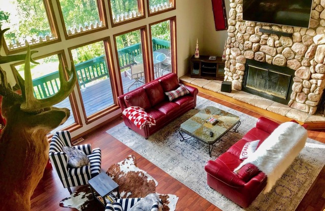 Spectacular chalet with view of ski slopes!