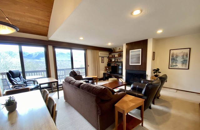 Spectacular Green Mountain views, walk to pool and charming Manchester village