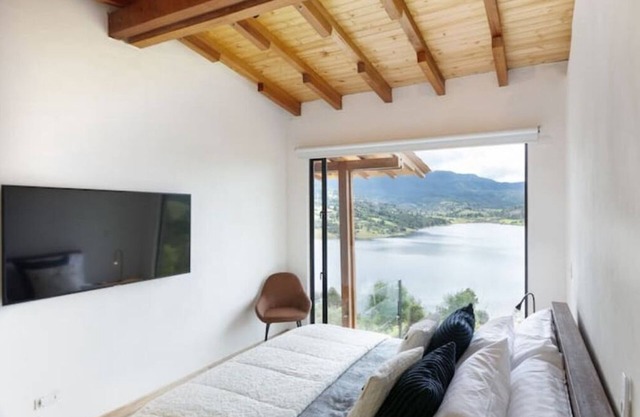 SPECTACULAR HOUSE WITH JACUZZI IN THE SISGA