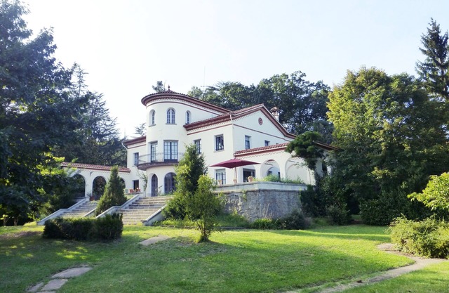 Spectacular landscaped "Chateau" type house in the center of Olot