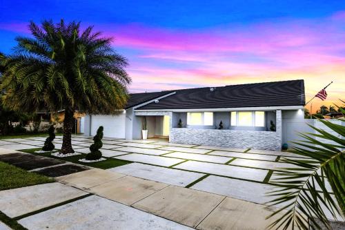 Spectacular Miami 12 mil to Downtown 5Bedrooms Game Room Heated Pool